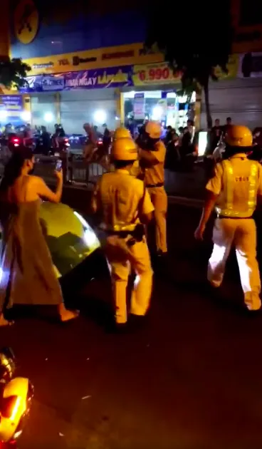 Tiếp tục xử phạt với tài xế “siêu xe” Ferrari lăng mạ, chống đối CSGT ảnh 1