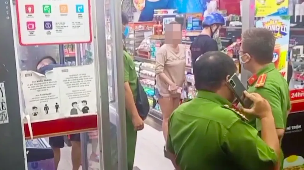 Người phụ nữ không đeo khẩu trang nơi công cộng bị xử phạt 2 triệu đồng ảnh 1