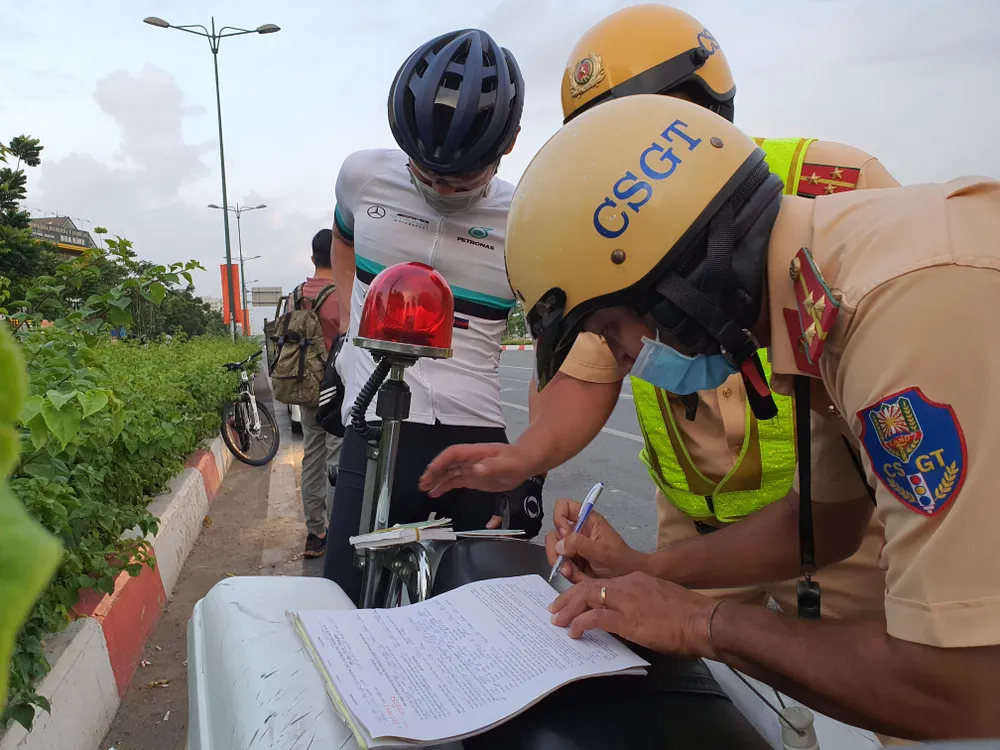 CSGT TPHCM xử phạt người tham gia lưu thông không đeo khẩu trang từ ngày 1-6 ảnh 1