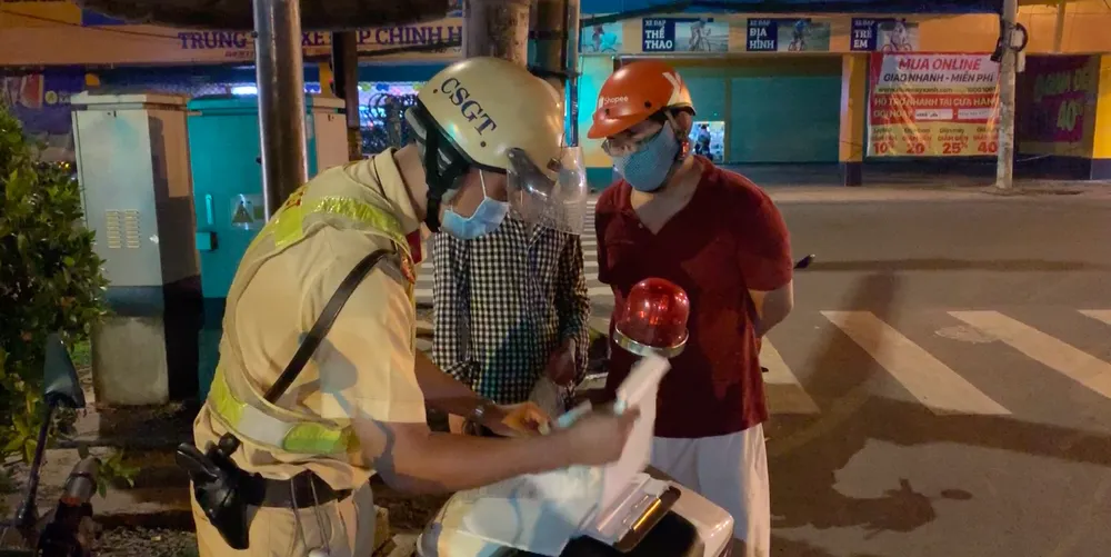 CSGT TPHCM nhắc nhở, xử phạt nhiều người không đeo khẩu trang khi lưu thông ảnh 1