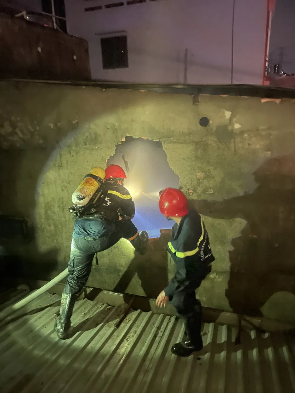 Cháy nhà ở quận Tân Phú, 1 người chết, 2 người bị thương ảnh 1