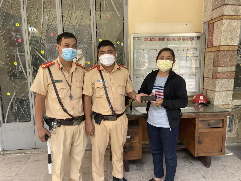 CSGT TPHCM tuần tra nhặt được điện thoại trả lại cho người đánh rơi ảnh 1