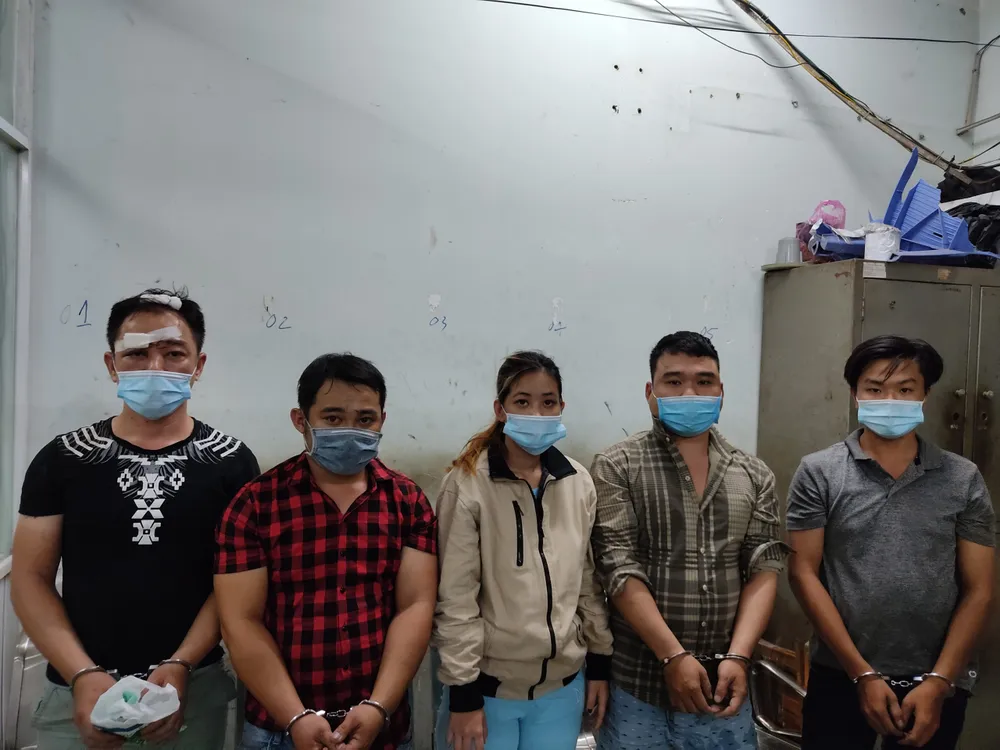 Bắt nhóm đối tượng chích điện, cướp tài sản cô gái ở TPHCM ảnh 1