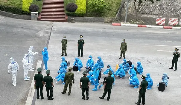 Công an TPHCM tiếp tục trục xuất 13 người nước ngoài nhập cảnh trái phép ảnh 1