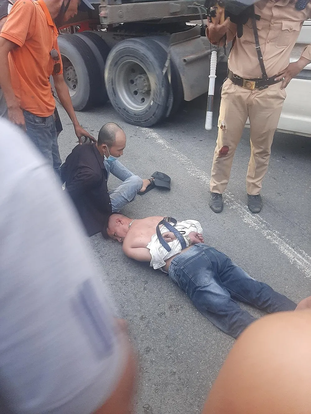 Tài xế ô tô dương tính ma túy tăng ga bỏ chạy sau khi bị CSGT dừng xe kiểm tra   ảnh 3