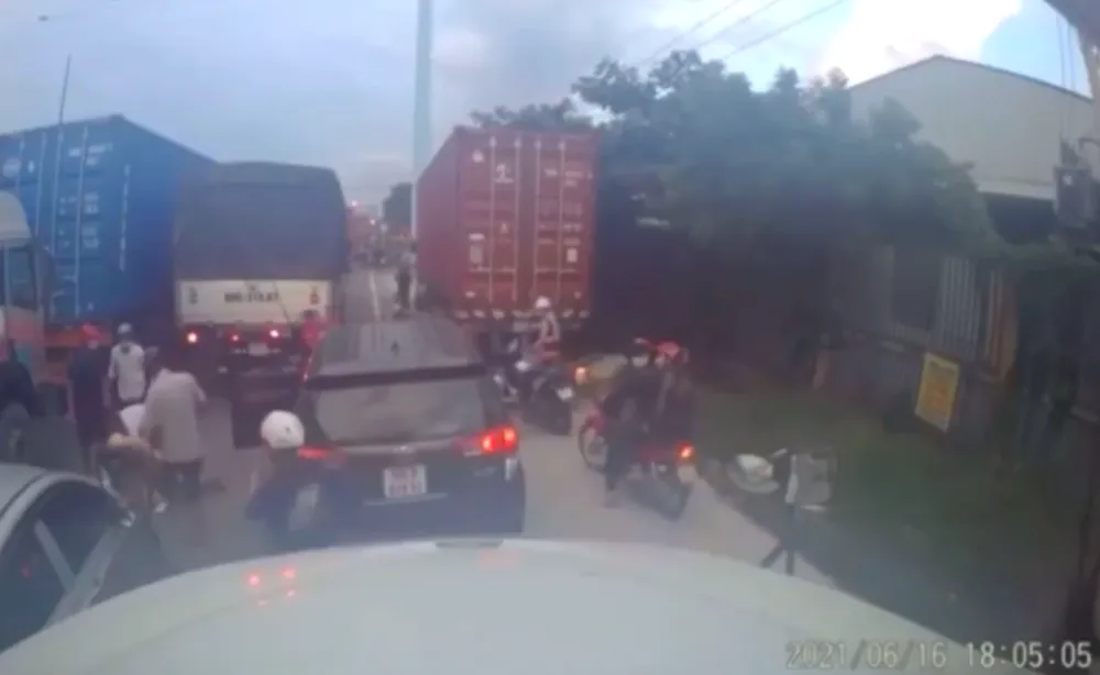 Tài xế ô tô dương tính ma túy tăng ga bỏ chạy sau khi bị CSGT dừng xe kiểm tra   ảnh 2