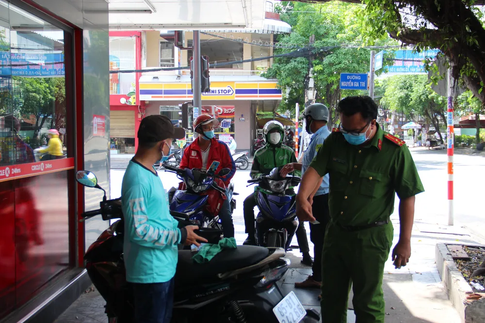 Nhiều tài xế xe công nghệ, shipper vi phạm quy định phòng chống dịch Covid-19 ảnh 2