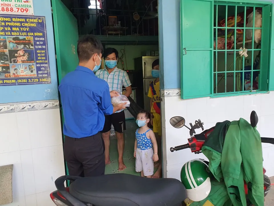 Phát cơm từ thiện cho bà con khó khăn ở phường Bình Chiểu, TP Thủ Đức. Ảnh: CHÍ THẠCH
