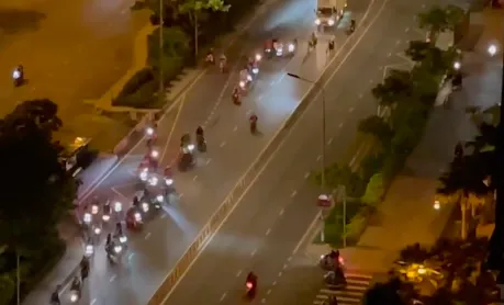 Công an truy xét nhóm “quái xế” tụ tập đua xe ở quận 7 sau khi TPHCM áp dụng Chỉ thị 10 ảnh 3