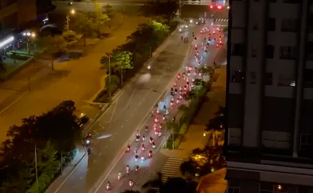 Công an truy xét nhóm “quái xế” tụ tập đua xe ở quận 7 sau khi TPHCM áp dụng Chỉ thị 10 ảnh 1