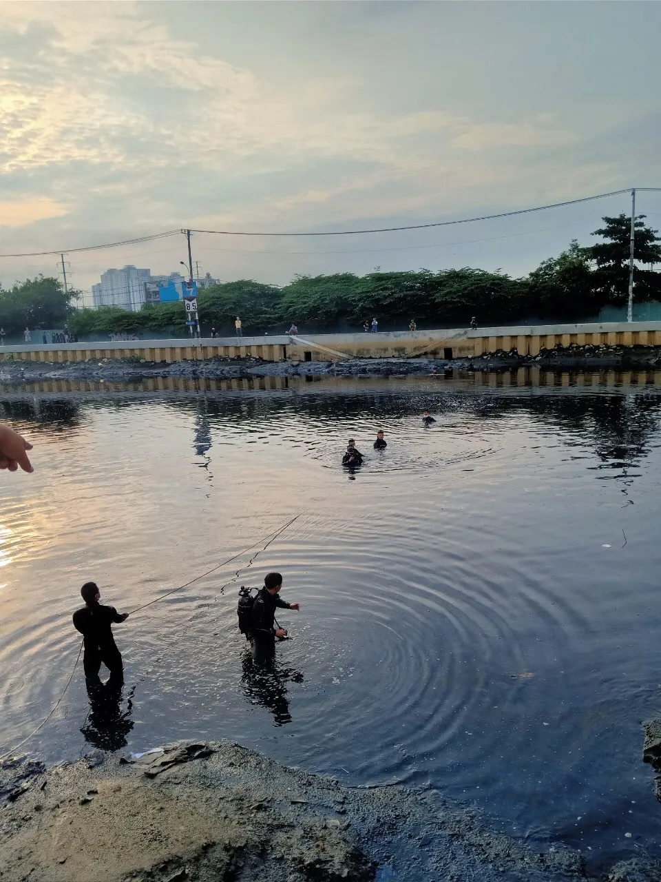 Trên đường đi khám bệnh, người đàn ông nhảy sông tự tử  ảnh 1