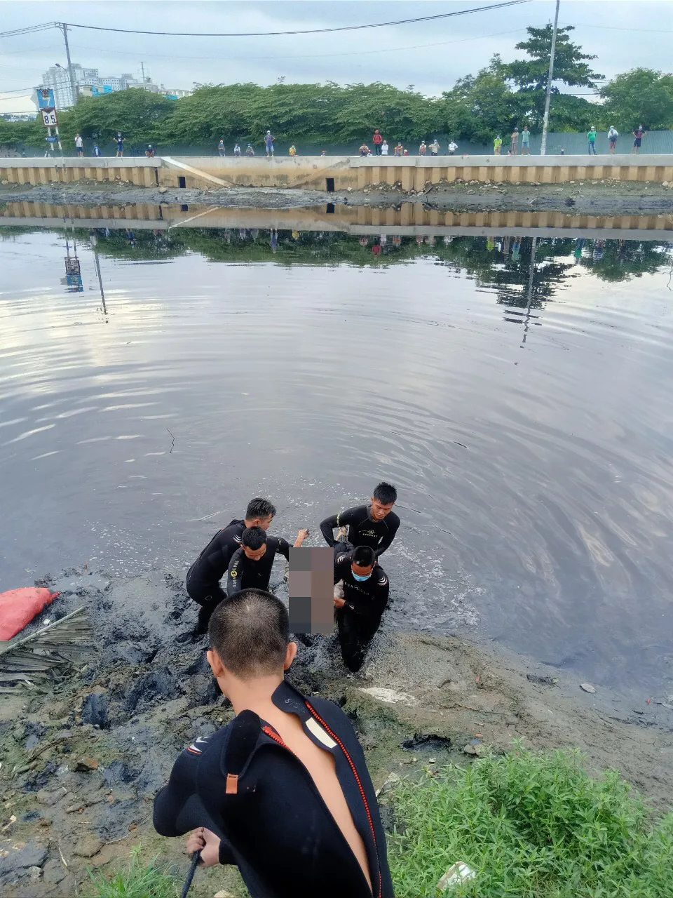 Trên đường đi khám bệnh, người đàn ông nhảy sông tự tử  ảnh 2