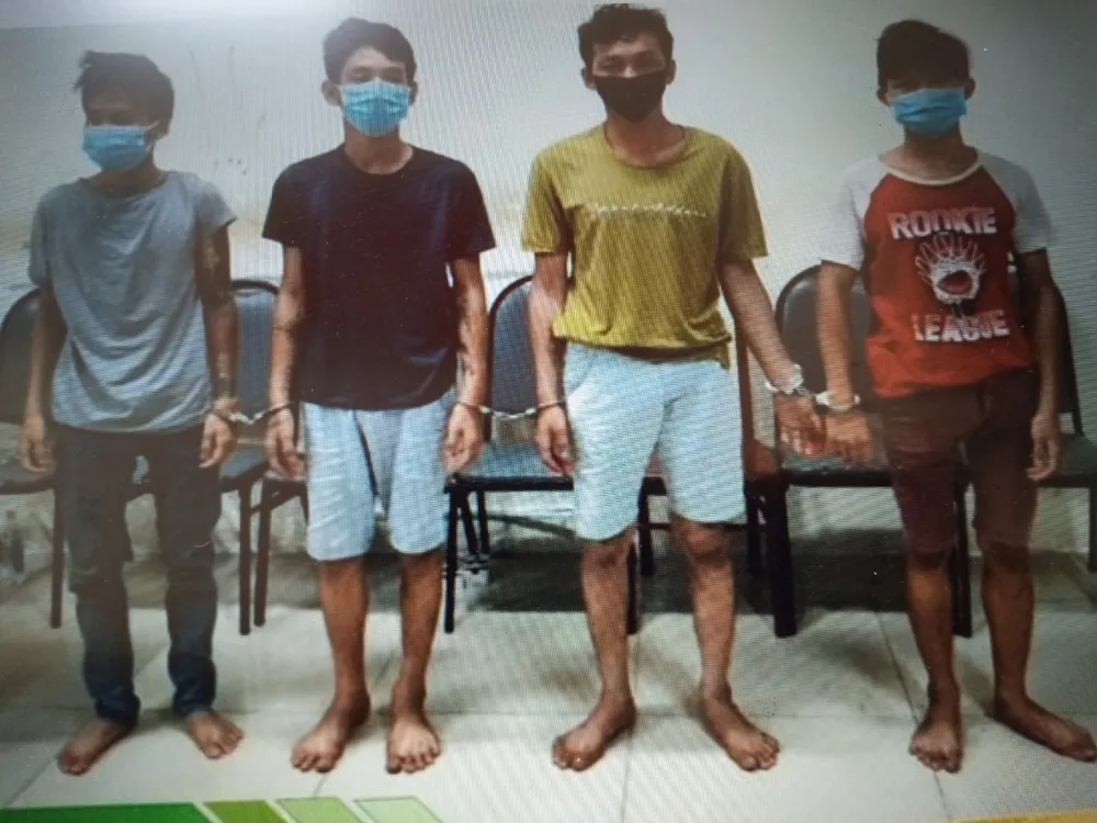 Nhân viên giao hàng cùng người dân truy đuổi, bắt nhóm cướp manh động ảnh 1