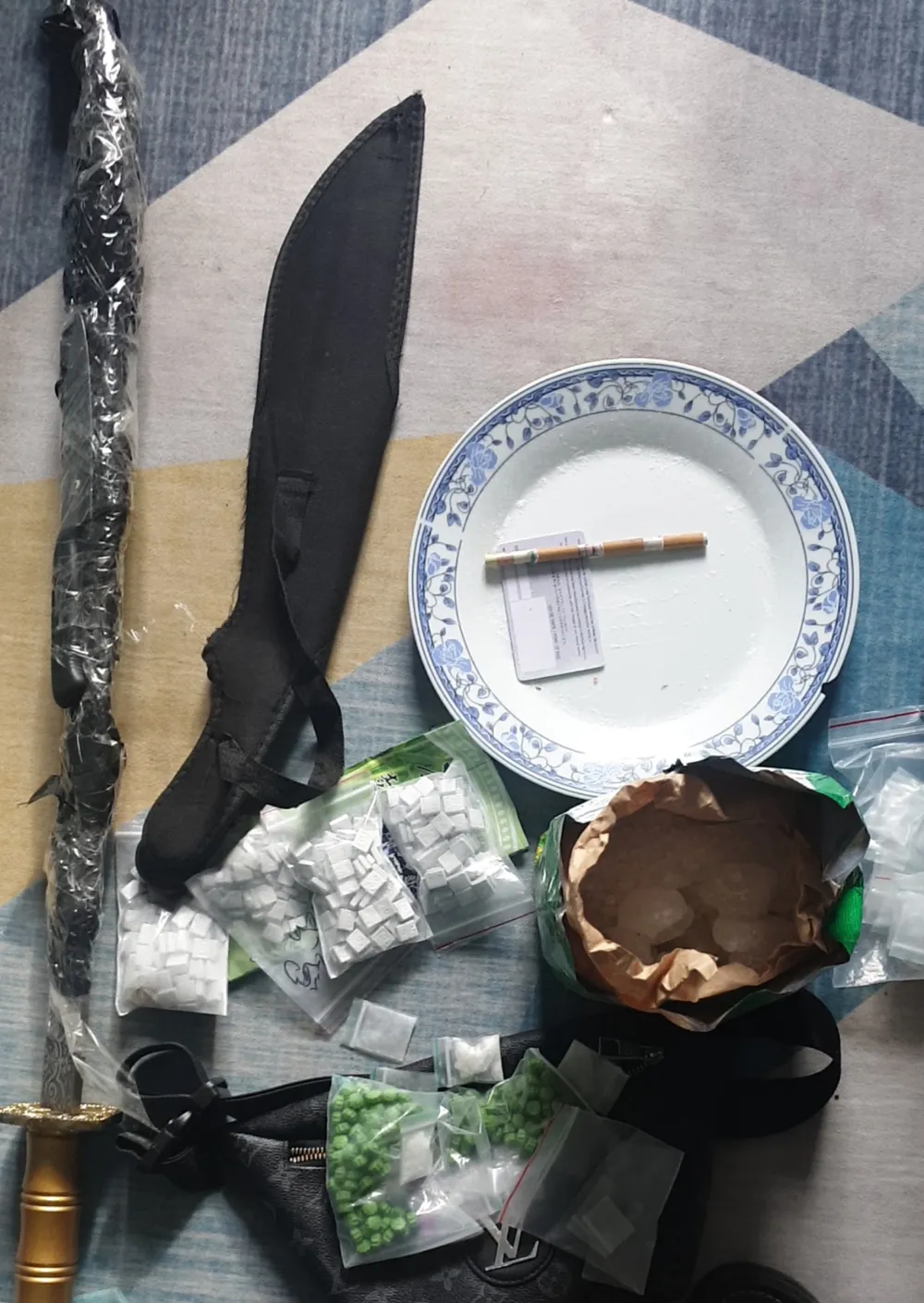 Bắt băng cướp lần ra nhóm tàng trữ ma túy, giam giữ đánh đập ép con nợ sử dụng ma túy ảnh 3