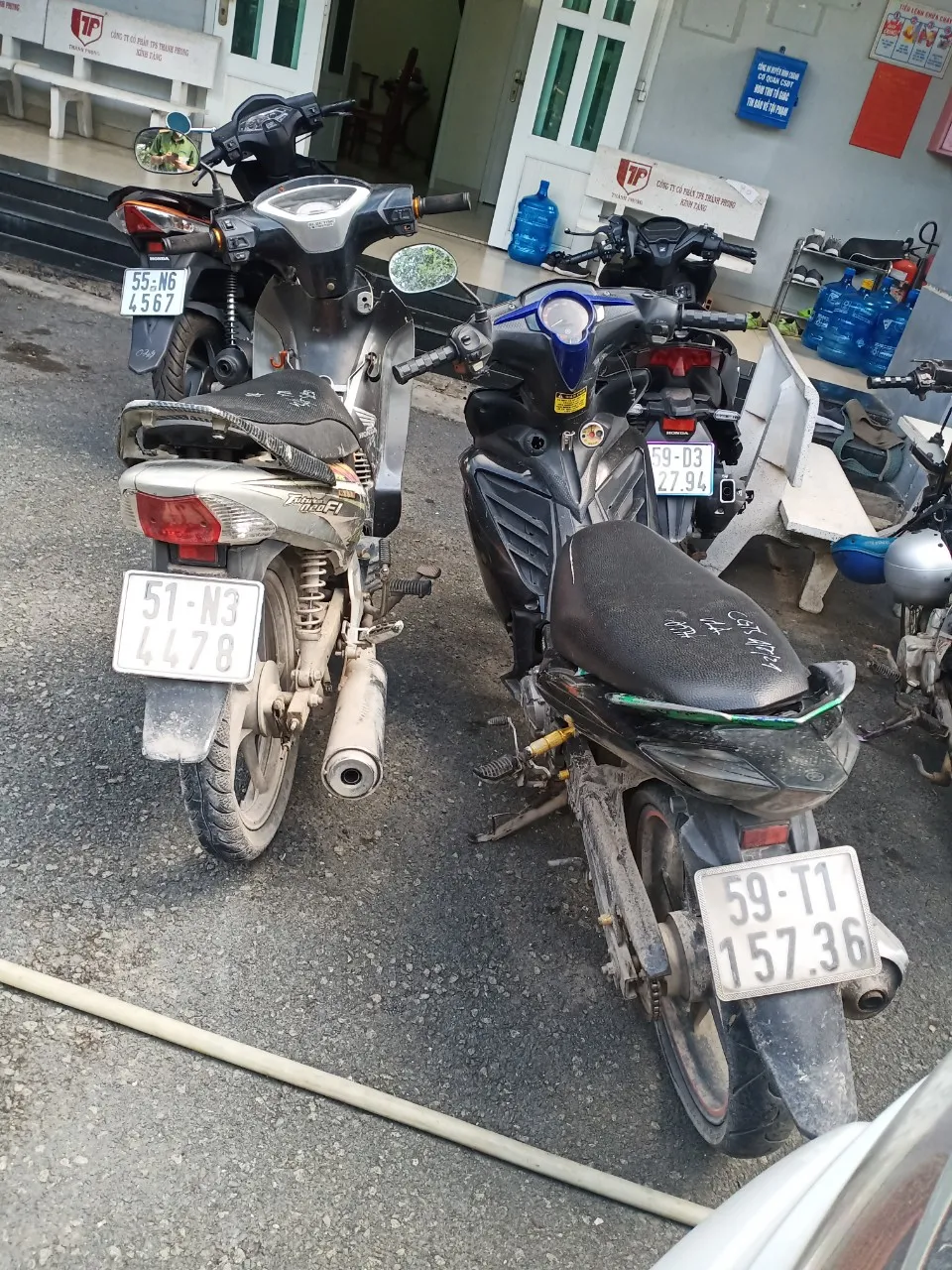 Nhân viên giao hàng cùng người dân truy đuổi, bắt nhóm cướp manh động ảnh 2