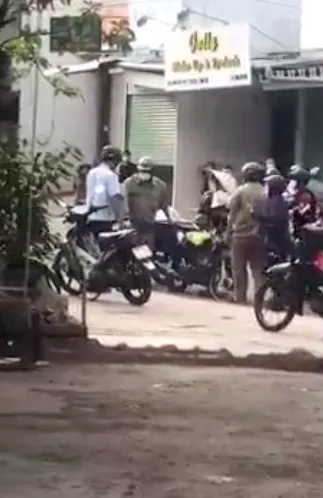 Người vi phạm Chỉ thị 16 xô xát với tổ liên ngành phường ảnh 1