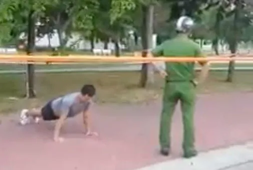 Nam thanh niên vô tư tập thể dục dù bị nhắc nhở. Ảnh cắt từ clip