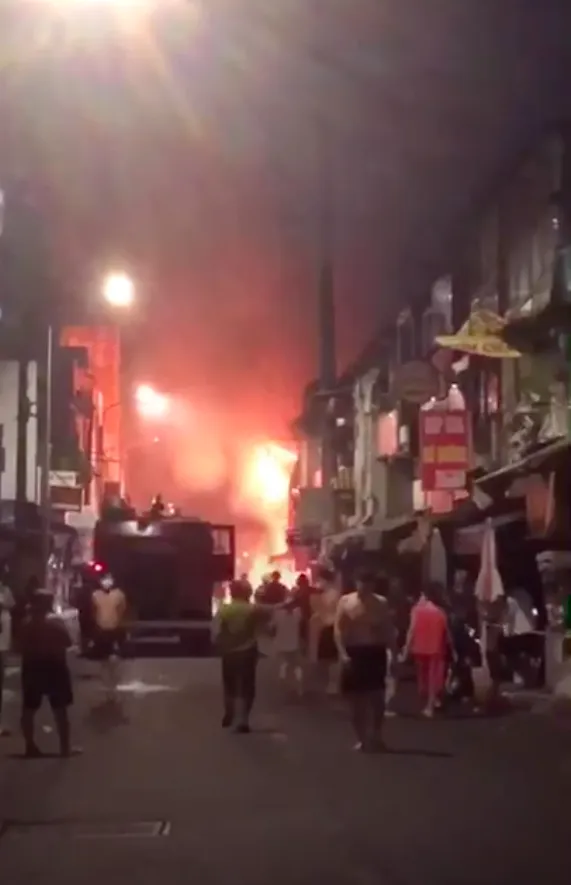 Cháy nhiều nhà dân ở đường Nguyễn Thượng Hiền, quận 3  ảnh 1