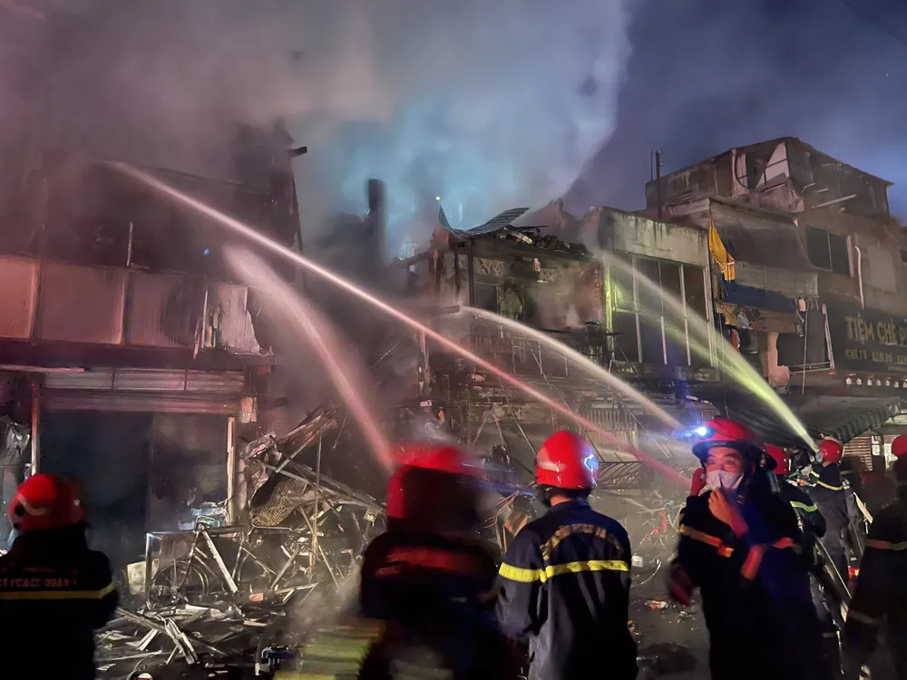 Cháy nhiều nhà dân ở đường Nguyễn Thượng Hiền, quận 3  ảnh 2