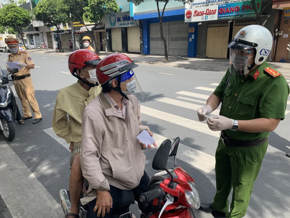 Công an quận 3 thực hiện việc tuần tra kiểm soát lưu động theo Chỉ thị 16 ảnh 5