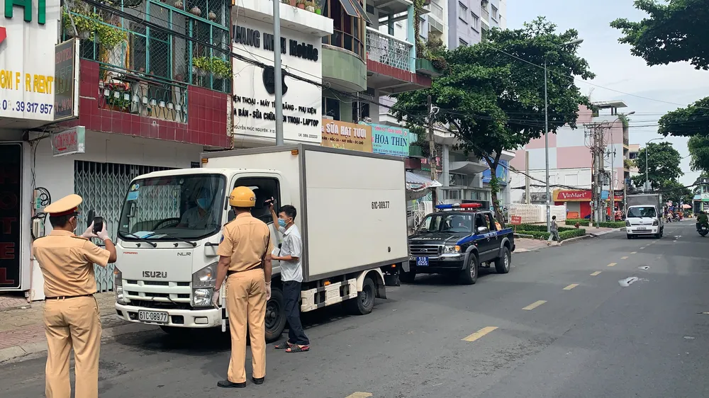 Công an quận 3 thực hiện việc tuần tra kiểm soát lưu động theo Chỉ thị 16 ảnh 4