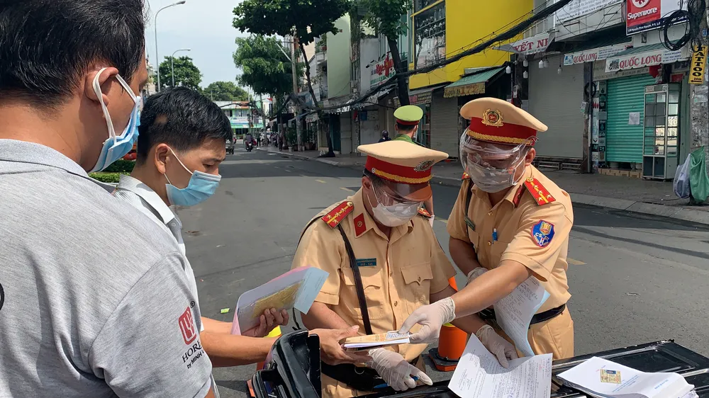 Công an quận 3 thực hiện việc tuần tra kiểm soát lưu động theo Chỉ thị 16 ảnh 7
