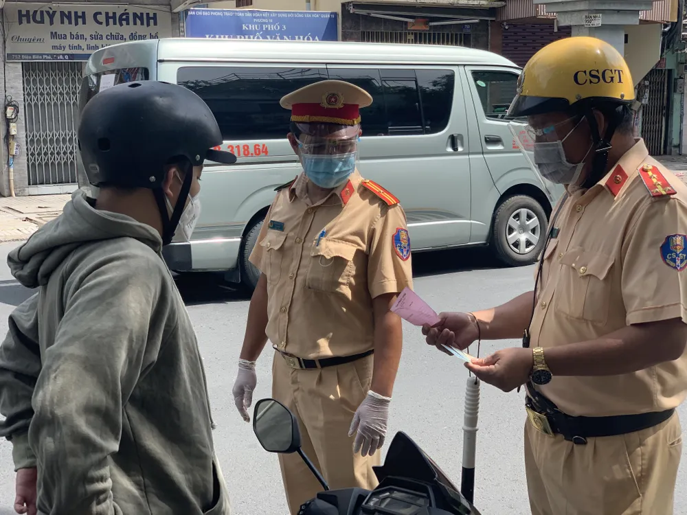 Công an quận 3 thực hiện việc tuần tra kiểm soát lưu động theo Chỉ thị 16 ảnh 6