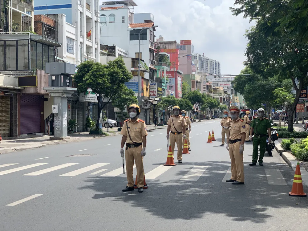 Công an quận 3 thực hiện việc tuần tra kiểm soát lưu động theo Chỉ thị 16 ảnh 8