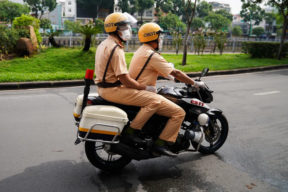 Công an quận 3 thực hiện việc tuần tra kiểm soát lưu động theo Chỉ thị 16 ảnh 2