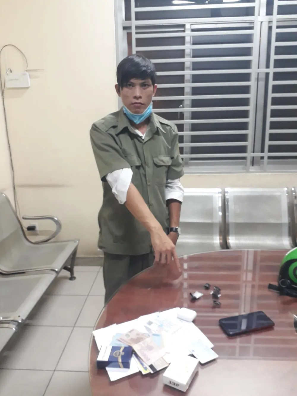 Thanh niên giả dân phòng mua ma túy sử dụng ảnh 1