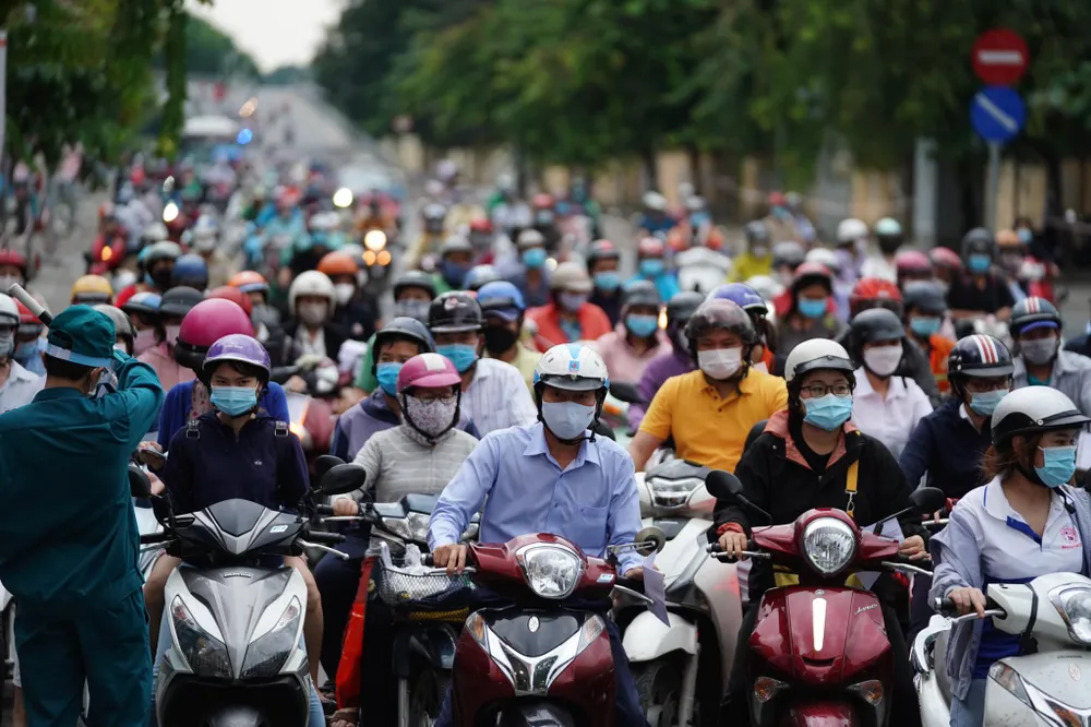 Người dân khai báo y tế bằng mã QR trước khi qua 12 chốt, trạm kiểm soát ở TPHCM để tránh ùn ứ  ảnh 1