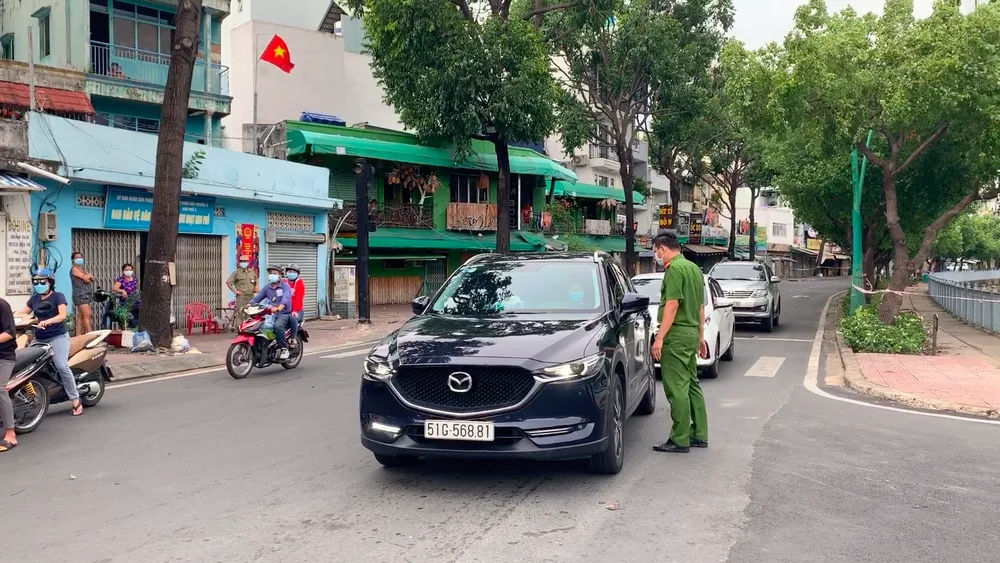 Công an quận Tân Bình tăng cường kiểm soát người tham gia giao thông thực hiện Chỉ thị 16 ảnh 3