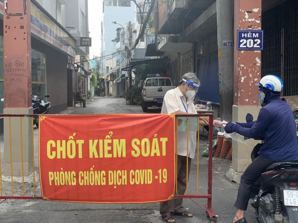 Công an quận Tân Bình tăng cường kiểm soát người tham gia giao thông thực hiện Chỉ thị 16 ảnh 4