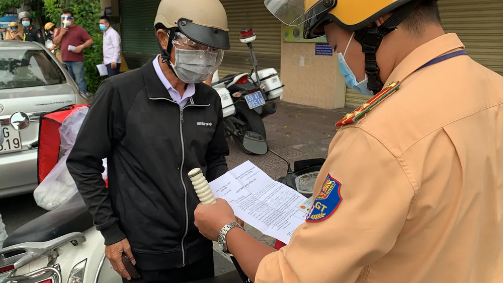 Công an quận Tân Bình tăng cường kiểm soát người tham gia giao thông thực hiện Chỉ thị 16 ảnh 2