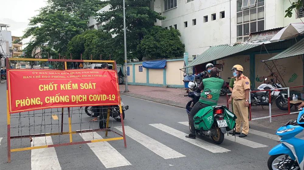 Công an quận Tân Bình tăng cường kiểm soát người tham gia giao thông thực hiện Chỉ thị 16 ảnh 5