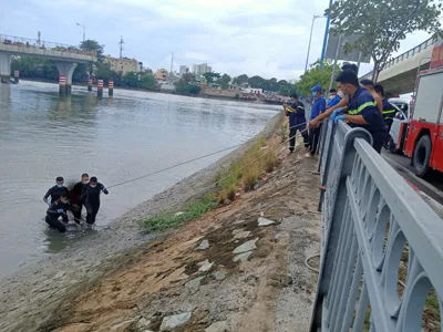 Tìm thấy thi thể người phụ nữ nhảy cầu Nguyễn Văn Cừ tự tử ảnh 2