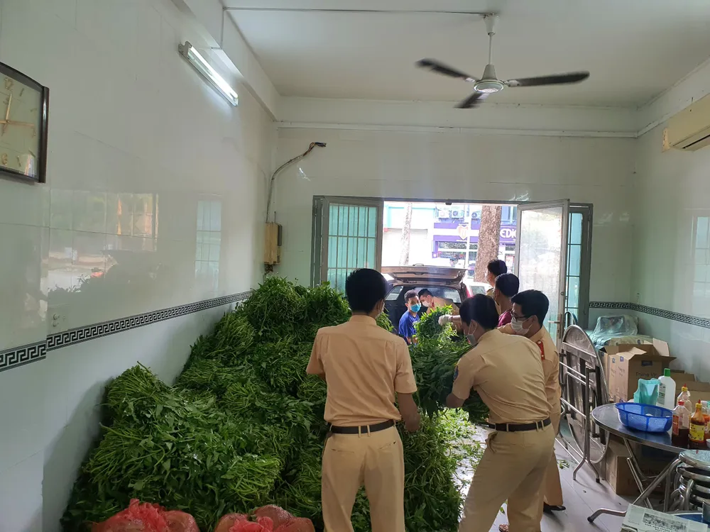 CSGT TPHCM trao tặng gạo, mì, rau, củ… cho người dân có hoàn cảnh khó khăn ảnh 4