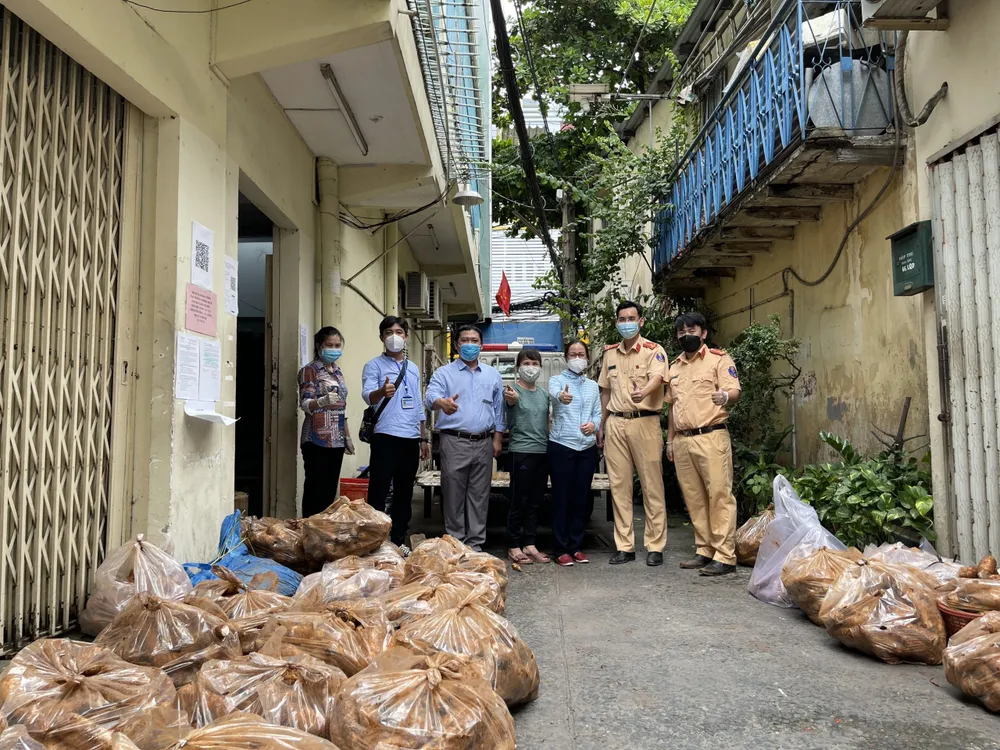 CSGT TPHCM trao tặng gạo, mì, rau, củ… cho người dân có hoàn cảnh khó khăn ảnh 6