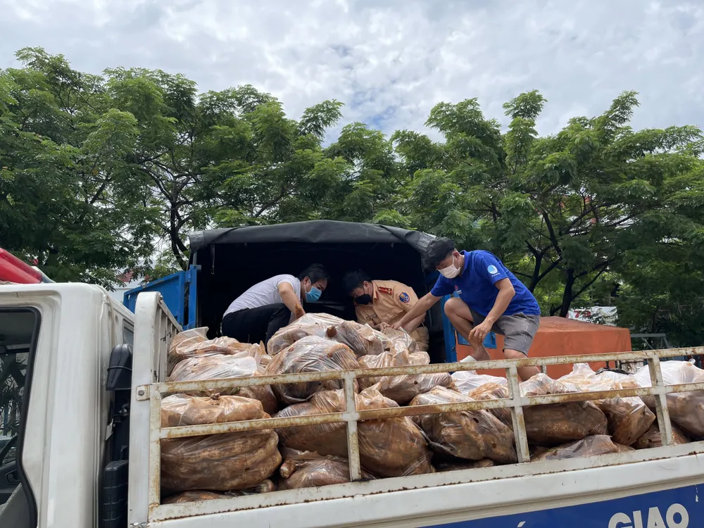 CSGT TPHCM trao tặng gạo, mì, rau, củ… cho người dân có hoàn cảnh khó khăn ảnh 3