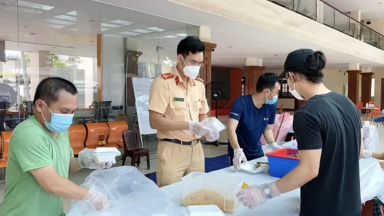 CSGT trao 400 suất cơm mỗi ngày cho lực lượng tuyến đầu chống dịch Covid-19 ảnh 3