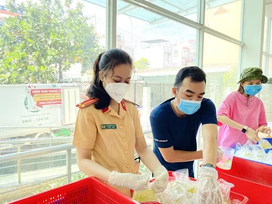 CSGT trao 400 suất cơm mỗi ngày cho lực lượng tuyến đầu chống dịch Covid-19 ảnh 1