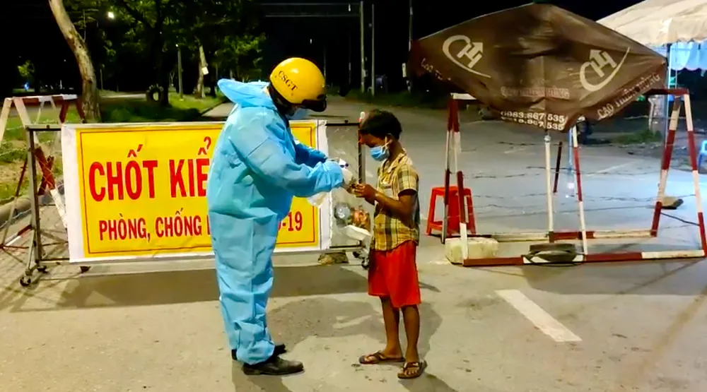 CSGT TPHCM đưa cháu bé thang thang về nhà trong đêm ảnh 1