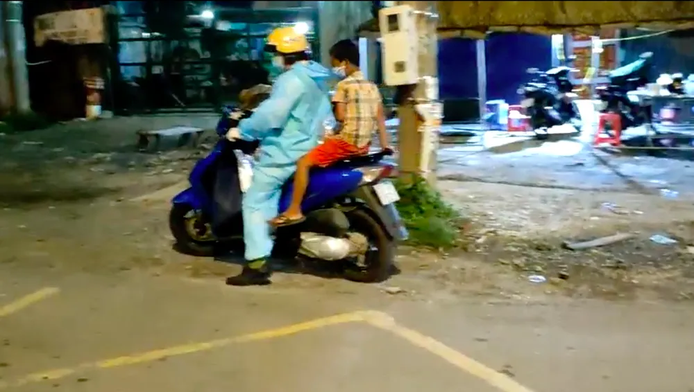 CSGT TPHCM đưa cháu bé thang thang về nhà trong đêm ảnh 2