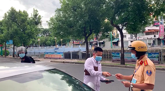 CSGT TPHCM xử phạt hơn 1.000 trường hợp vi phạm Chỉ thị 16 của Chính phủ và Chỉ thị 12 của TP ảnh 2