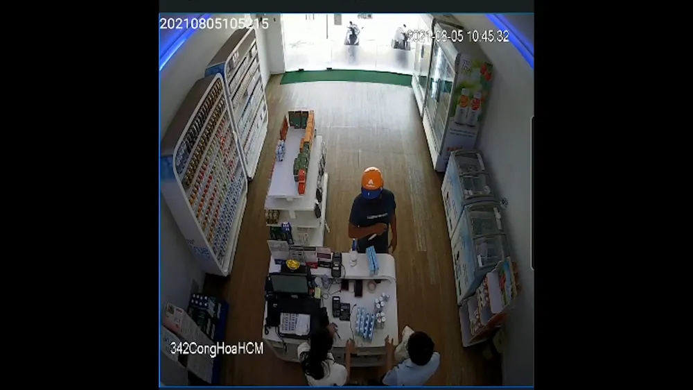 Công an TPHCM bắt nhanh đối tượng dùng dao khống chế nhân viên cửa hàng cướp tài sản ảnh 1