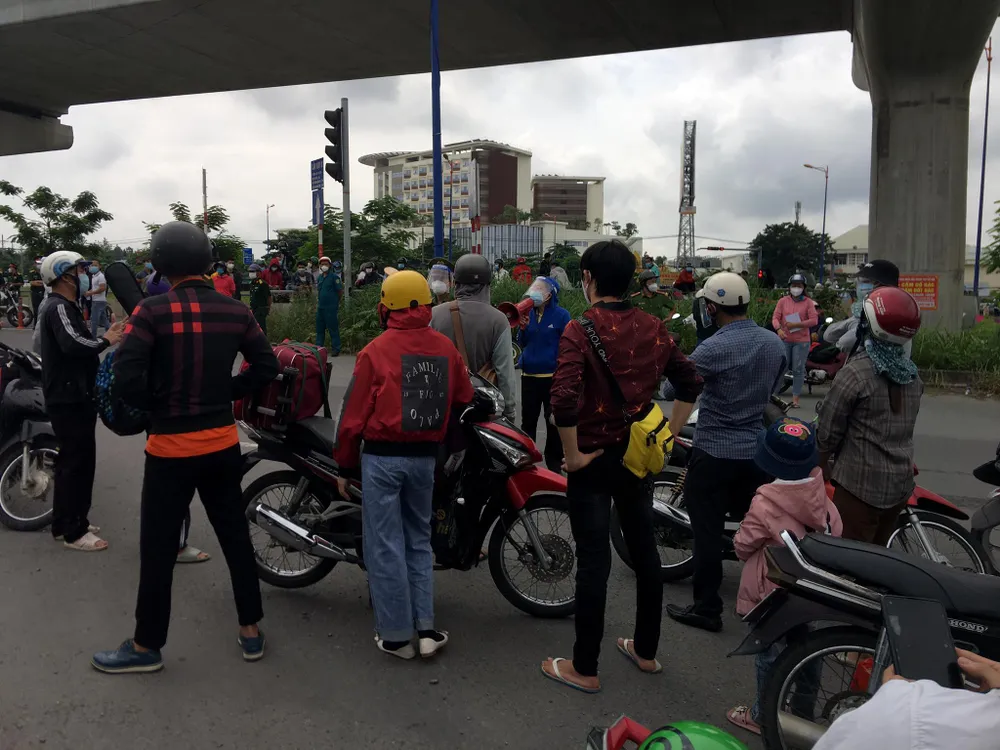 Người dân ùn ùn về quê bằng xe máy được vận động ở lại TPHCM ảnh 9