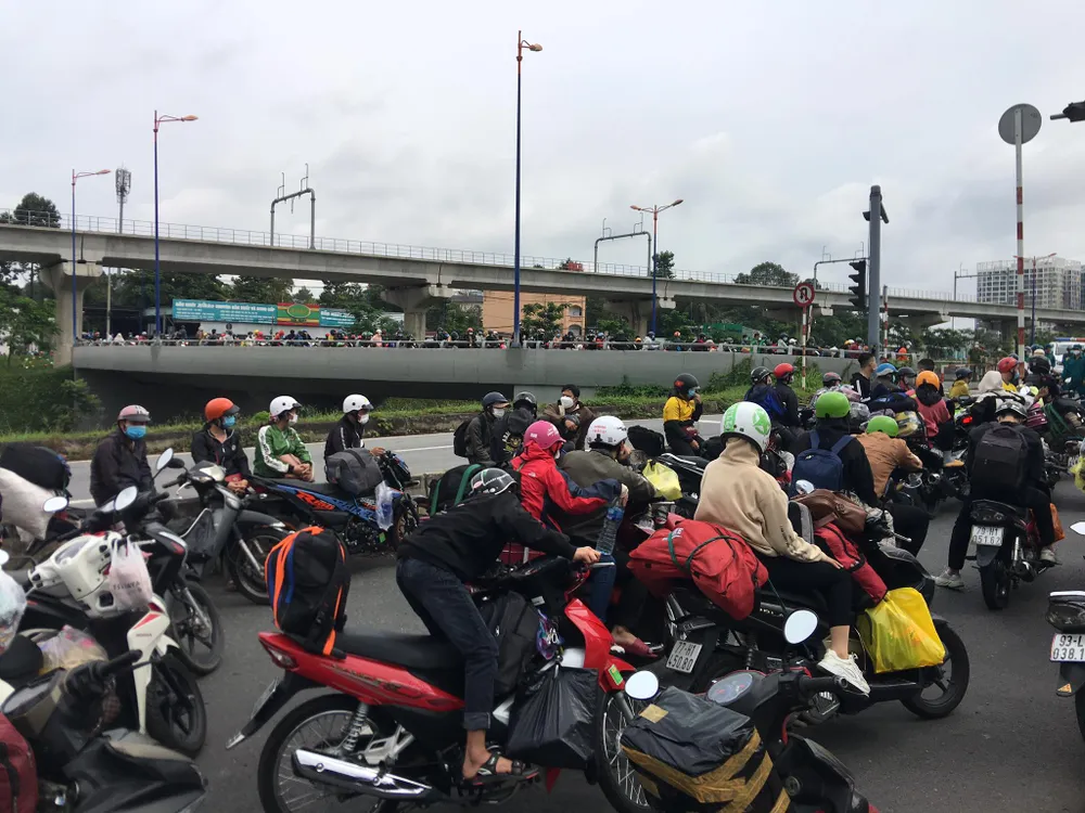 Người dân ùn ùn về quê bằng xe máy được vận động ở lại TPHCM ảnh 7