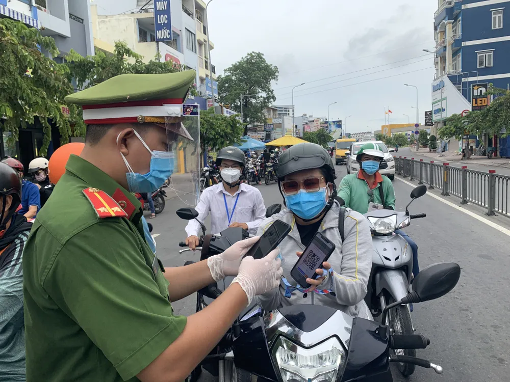 Nhiều chốt kiểm tra di biến động dân cư ở TPHCM ùn ứ ảnh 1