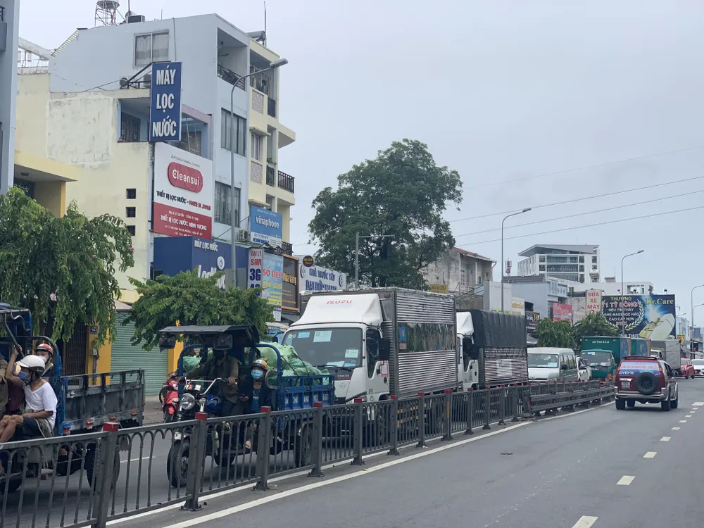 Nhiều chốt kiểm tra di biến động dân cư ở TPHCM ùn ứ ảnh 2