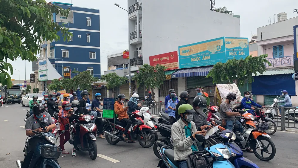 Nhiều chốt kiểm tra di biến động dân cư ở TPHCM ùn ứ ảnh 4